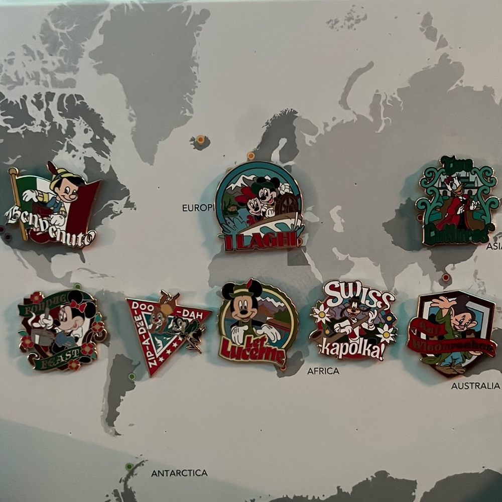 Lot of 8 NEW Disney trading pins